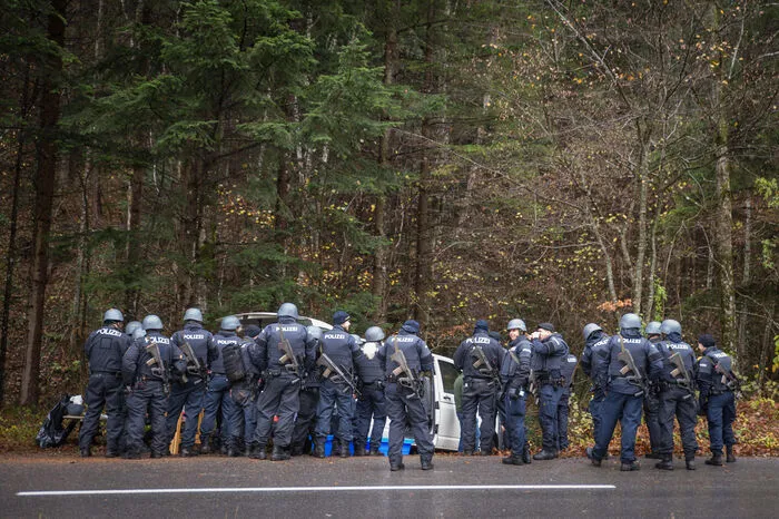 "Die nasse Kälte hilft uns", sagte Polizeisprecher Jürgen Haas und meint damit, dass das Wetter die Flucht des mutmaßlichen Doppelmörders massiv erschwere.