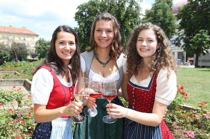 Katrin I. (Dokter) heißt die Weinkönigin 2019. Sie und ihre Hoheiten Beatrix und Lisa wurden von einer siebenköpfigen Jury, bestehend aus Tourismus- und Weinexperten, als neue Weinhoheiten für die kommenden zwei Jahre gewählt. Die Prinzessinnen: Beatrix Luttenberger (l.) und Lisa Müller (r.). Gekrönt wurden sie bei der Weinwoche Leibnitz.