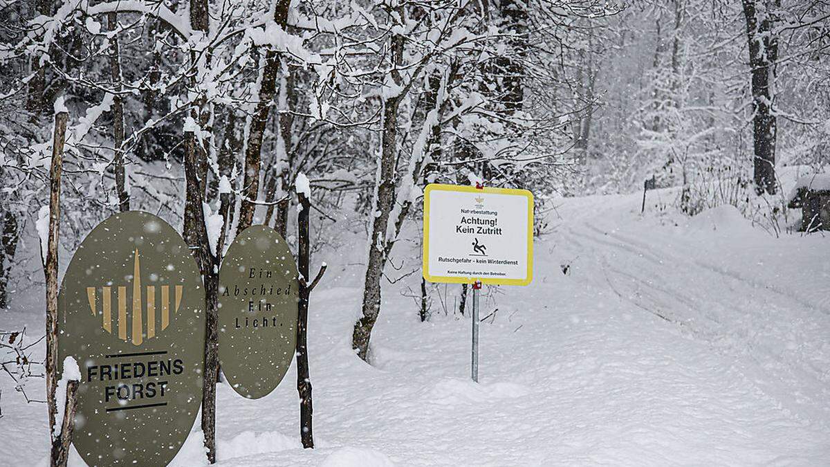 Der Zutritt zum Friedensforst an der Sattnitz in Klagenfurt wurde mittels Schildern verboten. Tafel soll Betreiber von Haftung befreien
