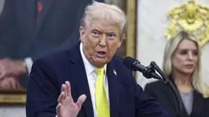 October 15, 2025, Washington, District Of Columbia, USA: United States President Donald J Trump, with US Attorney General Pam Bondi R, responds to a question from the news media during a press conference in the Oval Office of the White House in Washington, DC, USA, 15 October 2025. President Trump announced the results of Operation Summer Heat, a federal nationwide violent crime reduction operation Washington USA - ZUMAs152 20251015_faa_s152_024 Copyright: xJimxLoScalzox-xPoolxviaxCNPx