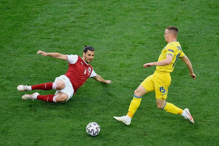 Aleksandar Dragovic: 5 Im Stellungsspiel routiniert und auch im Aufbauspiel diesmal präzise. Gemeinsam mit Martin Hinteregger bildet er auch in der Viererkette ein Innenverteidiger-Pärchen, das den Österreichern den nötigen Rückhalt gibt.