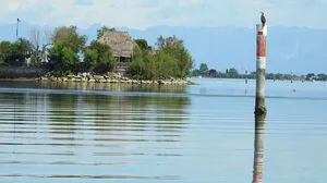 Eine typische Fischerhütte in der Lagune