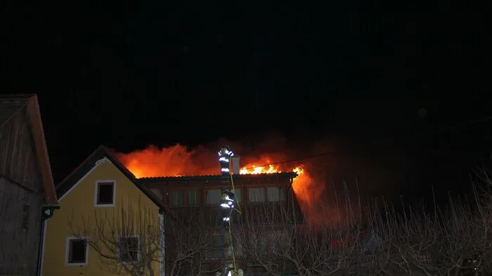 Aus vorerst unbekannter Ursache ist es in der Nacht auf Donnerstag in Bischofegg im Bezirk Deutschlandsberg zu einem Brand in einem Wohnhaus gekommen.