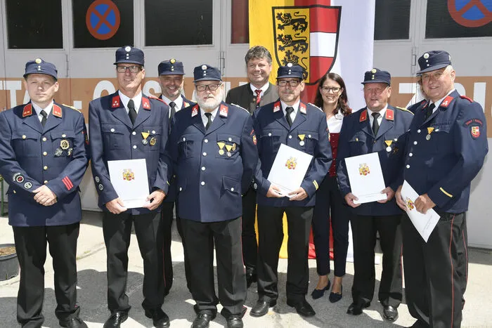 Für 40jährigen Einsatz ausgezeichnet: Lesacher Dietmar, Heinz Seeber, Siegfried Tidl, Reinhard Lassnig, Anton Macek und Alois Steinwender. Mit Kommandant Martin Tidl, Landesrätin Sara Schaar, Bezirksfeuerwehrchef Kurt Schober und Bürgermeister Gerhard Pirih.