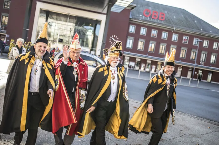 Selbst der Bundespräsident der österreichischen Faschingsgilden Adi Mitterdorfer (zweiter von links) reiste mit nach Klagenfurt.