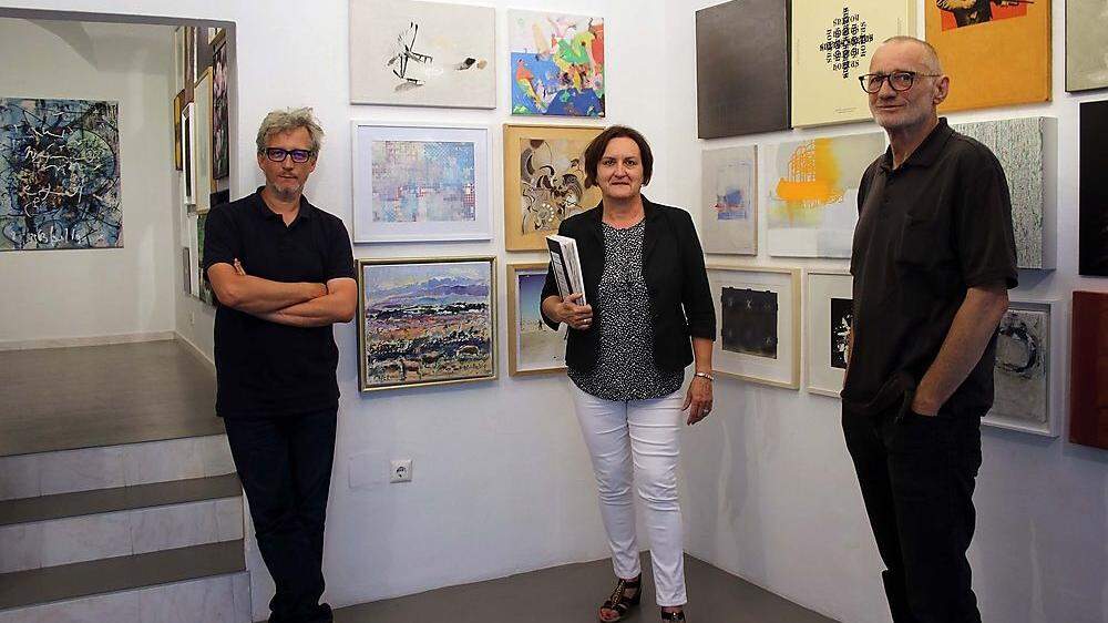 Galeriebetreiber Andreas Jerlich und Norbert Klavora mit Tourismusreferentin Lisa Lobnik (Mitte) 