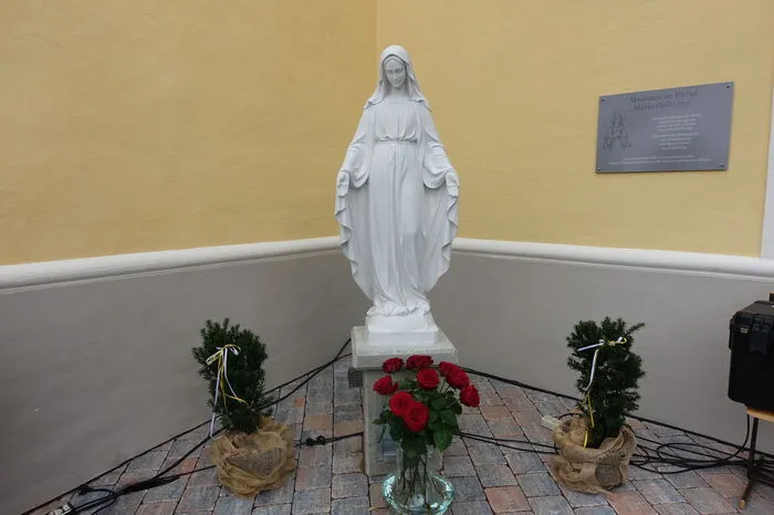 Präsentiert wurde im Zuge der Veranstaltung auch eine Madonna zu Ehren Maria Opferung und eine „Flamme des Friedens“, die von Werner Mucknauer aus Hartberg gestaltet wurde.
