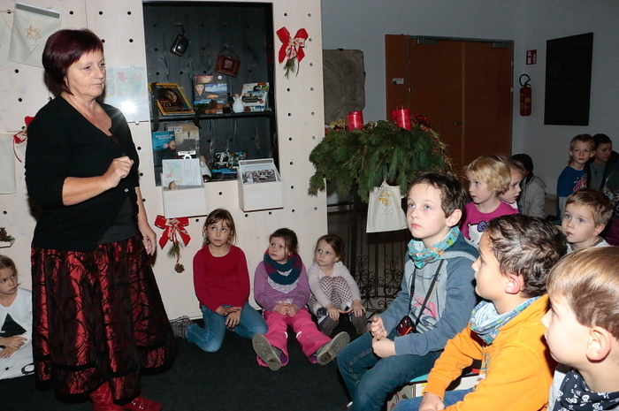 Dicht gedrängt warteten nämlich die vielen Besucher auf die Einschaltung der Weihnachtsbeleuchtung.