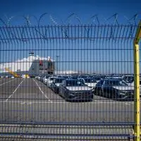 Bremerhaven, Autos werden für den Export bereit gemacht - die US-Zölle und das China-Geschäft drücken aber auf die Bilanzen: Dramatische Gewinneinbrüche gibt es  für die großen europäischen Marken – und Stellantis (Opel, Peugeot, Citroen, Fiat, Alfa etc.) rutschte sogar tief in die Verlustzone