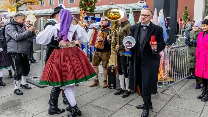 Gute Nacht Österreich? Peter Klien (ORF) vor dem Bahnhof in Klagenfurt