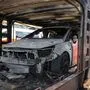 Die Ermittler gehen davon aus, dass ein Kleinbus das Feuer ausgelöst hat