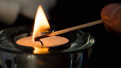 Die Flamme eines Zündholzes oder einer Kerze dürfte den Brand ausgelöst haben