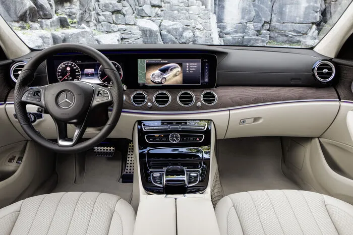So viel zu den Äußerlichkeiten, jetzt zu den inneren Werten: Im Cockpit gibt es Zierteile im Alu-Carbon-Look, Edelstahl-Sportpedale mit Gumminoppen sowie Fußmatten mit All‑Terrain-Schriftzug. Grundsätzlich basiert die Ausstattung des All‑Terrain auf der Interieur-Line Avantgarde, auf Wunsch sind Exclusive- sowie Designo-Ausstattungen verfügbar.