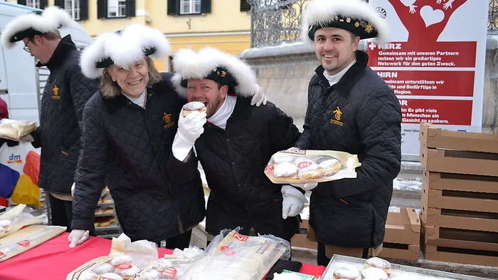 Die Narren der Faschingsgilde beim Krapfenverkauf