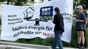 ABD0016_20240528 - WIEN - ÖSTERREICH: ZU APA0124 VOM 28.5.2024 - Die Hauptversammlung der OMV begann am Dienstag, 28. Mai 2024 mit Protesten von Umweltorganisationen. Die NGO Attac stand mit einem Dutzend Aktivisten vor der Messehalle in Wien, drei Aktivisten waren im Saal und skandierten vor dem Start einige Minuten ihre Forderungen, darunter die Vergesellschaftung der OMV, bevor sie sich friedlich hinausleiten ließen. Im Bild: Aktivisten vor der Messehalle in Wien. - FOTO: APA/THOMAS KARABACZEK