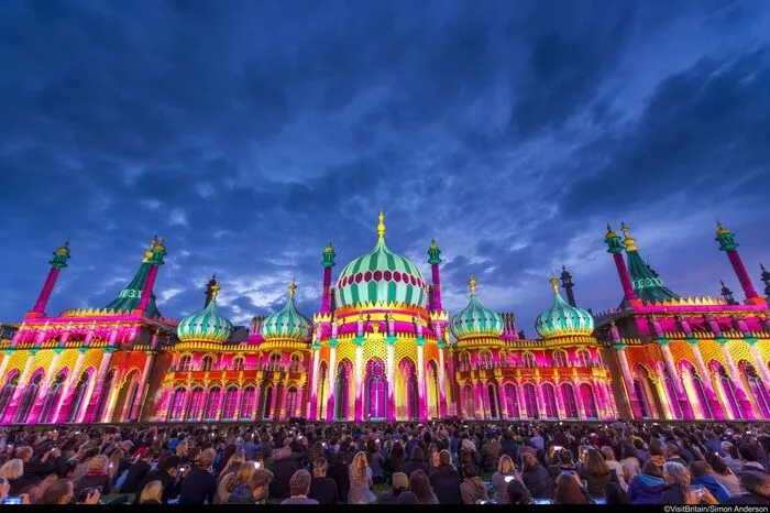 Es ist ja nicht so, dass Brighton nicht tolle Museen zu bieten hätte. Eines ist im ab 1815 erbauten Royal Pavilion untergebracht - und viel spektakulärer geht es auch im neuen Jahrtausend nicht. Wie an den Ärmelkanal gebeamt, wirkt der indische Mogulenpalast mit seiner chinesischen Einrichtung. Aber dennoch ist die Hauptattraktion im „London by the Sea“ das Leuteschauen.