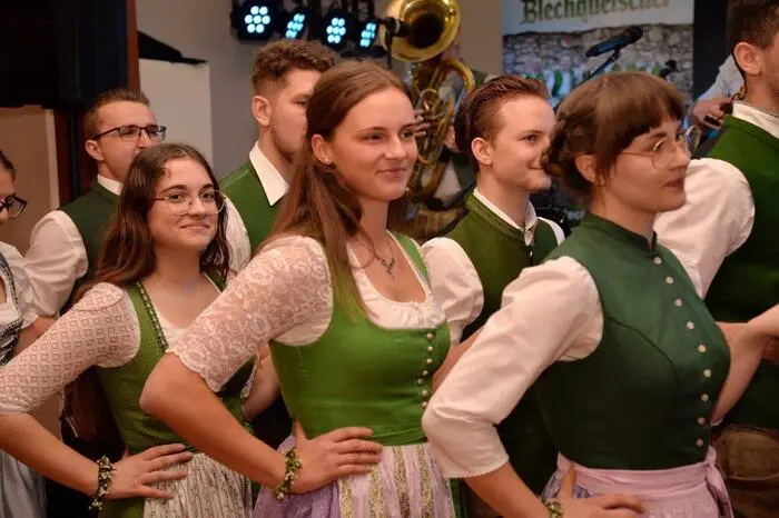 Zur Eröffnung gab es eine schwungvolle Polonaise der Jugend, einstudiert von Marlene Starchl.
