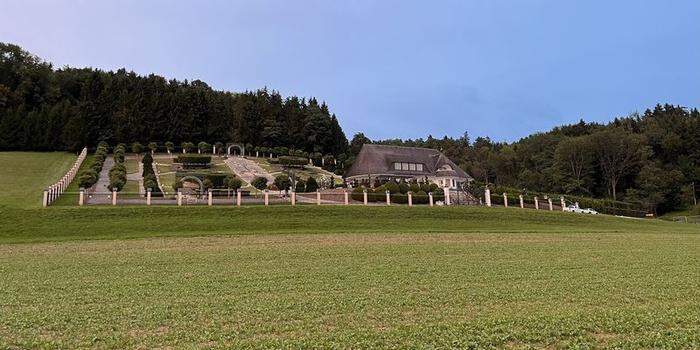 Die Hammer-Villa thront am Fuße des Buchkogels mit ihrer eindrucksvollen Gartenanlage