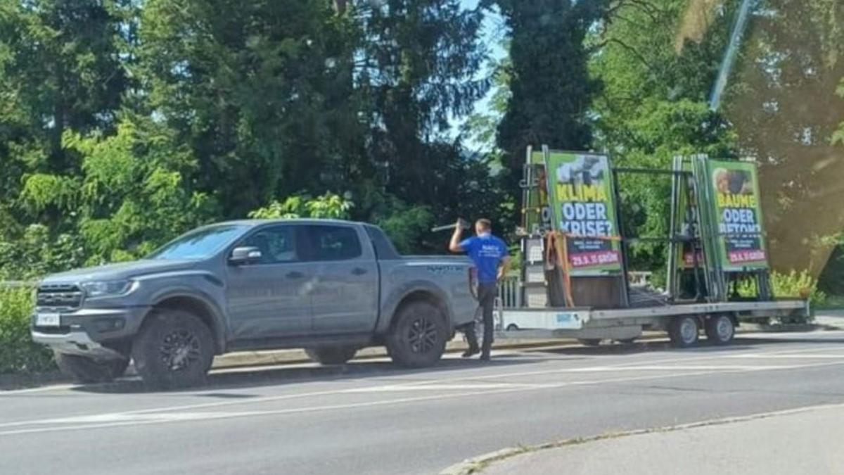 Mit einem Ford Ranger Raptor lieferte die von den Grünen beauftragte Firma die Wahlplakate in Klagenfurt aus