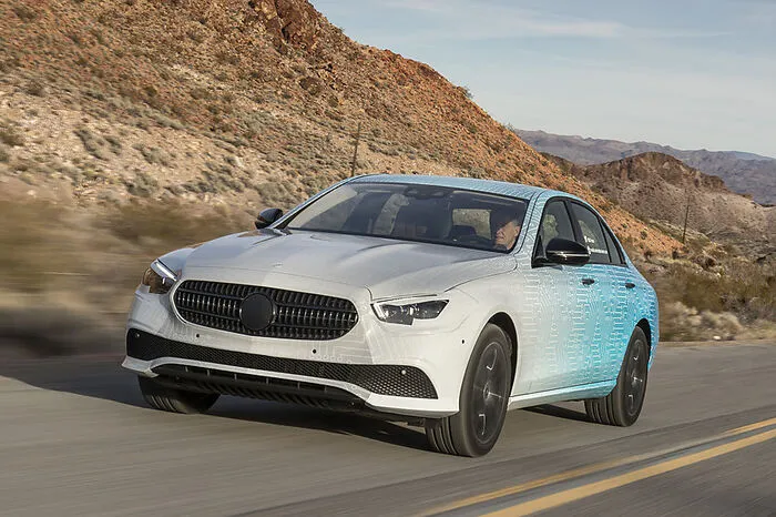 Mit dem Facelift bekommt auch die E-Klasse Mercedes`neues Infotainmentsystem MBUX: Serienmäßig sind dabei zwei 10,25 Zoll große Bildschirme an Bord, die unter einem Glaspanel zu einem verschmelzen. Damit sind die klassischen Rundinstrumente endgültig Geschichte.