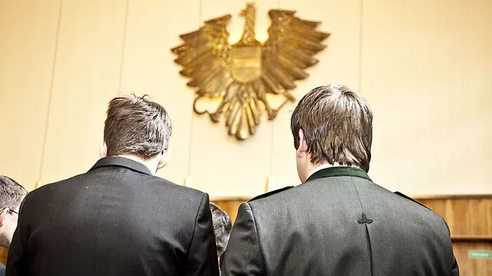 Männer vor dem Schwurgericht (Symbolfoto) 