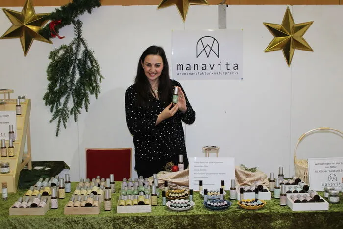 Jungunternehmerin Manuela Weber bietet neben diversen Räucherwerk aus Lavanttaler Kräutern auch selbst produzierte Aroma-Raumsprays,-Roll-Ons und Aura Sprays an. 