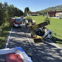 Der Tieflader kippte samt seiner Ladung auf der B54 um