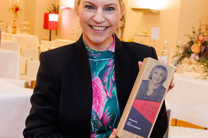 Moderatorin Martina Klementin führte durch den stimmungsvollen Abend. Leserinnen und Leser der Kleinen Zeitung hatten im Vorfeld ihre Favoritinnen und Favoriten für die "Köpfe des Jahres" nominiert. Danach gab es eine Online-Abstimmung. Das Ergebnis wurde Dienstagabend präsentiert.