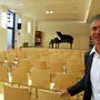 Direktor Walter Lackner im neuen Vorspiel- und Konzertsaal im Schulzentrum