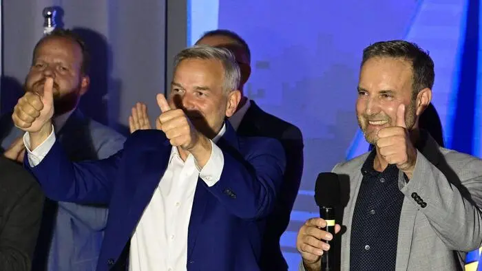 Leif-Erik Holm feiert den Sieg in Mecklenburg-Vorpommern