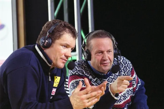„Da pfeifen die Komantschen“: Nach seiner Skikarriere dockte Assinger beim ORF als Co-Kommentator an – mit ORF-Sportmoderator Robert Seeger trat er als kongeniales Duo auf (hier bei der Alpinen Ski-WM St. Anton 2001)