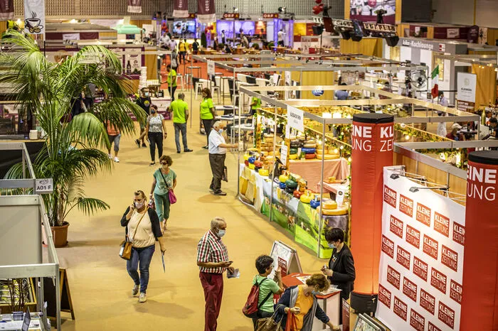 Mehr als 400 Schausteller präsentieren auf der Herbstmesse heuer ihre Produkte. In den weitläufigen Gängen war am Eröffnungstag genug Platz.