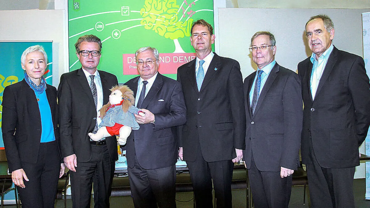 Landesrat Christoph Drexler mit den Verantwortlichen der KAGes