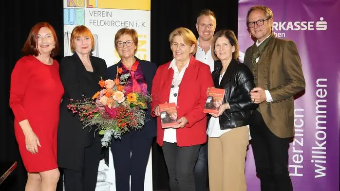 Mit großer Aufmerksamkeit lauschten die Gäste den Ausführungen der ehrenamtlichen Botschafterin der Hilfsorganisation Licht für die Welt: Gemeinderat Simon Niederbichler, Marketingchef Gerhard Schreileichner, Evangl. Pfarrer Max Reisinger und  HolzstraßenkirchtagsOrganisator Günter Sonnleitner.