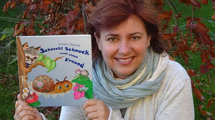Renate Zinterl mit ihrem neuen Kinderbuch „Schnecki Schnuck sucht einen Freund“
