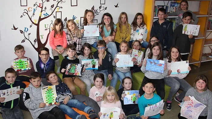 Weihnachtsbäume, Rentiergespanne, Christkindbesuche und Schneegestöber: All das und noch viel mehr gibt es auf diesen Zeichnungen zu bestaunen. Die Nachmittagsgruppe der Volksschule in Gmünd hat sich für unseren Adventkalender ordentlich ins Zeug gelegt und viele kreative Kunstwerke gezeichnet. Eure Zeichnungen haben uns viel Freude bereitet. Danke für dieses tolle Engagement! Wir wünschen allen jungen Künstlern, die unseren Adventkalender befüllten, ein wunderbares Weihnachtsfest.