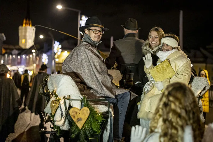 Im Anschluss fand die traditionelle Kindlbescherung der Bauerngman Villach im CCV statt. Dort wurden rund 120 bedürftige Villacher Kinder von Kopf bis Fuß eingekleidet.