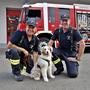 Feuerwehrhund Marie mit Herrchen Thomas Bischof und Feuerwehrkommandant Robert Gmundner