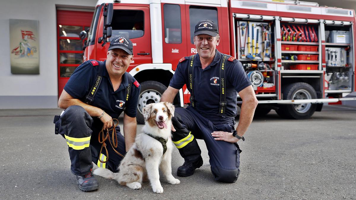 Feuerwehrhund Marie mit Herrchen Thomas Bischof und Feuerwehrkommandant Robert Gmundner