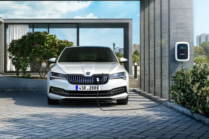 Der Superb mit dem Beinamen iV wird von einem 156 PS starken 1,4-Liter-Turbobenziner und einem Elektromotor angetrieben, der 85 kW leistet. Das macht eine maximale Systemleistung von 218 PS – verwaltet von einem Sechs-Gang-Doppelkupplungsgetriebe –, bis zu 400 Newtonmeter Drehmoment bei einem CO2-Ausstoß von weniger als 40 Gramm pro Kilometer gemessen nach dem WLTP-Zyklus.