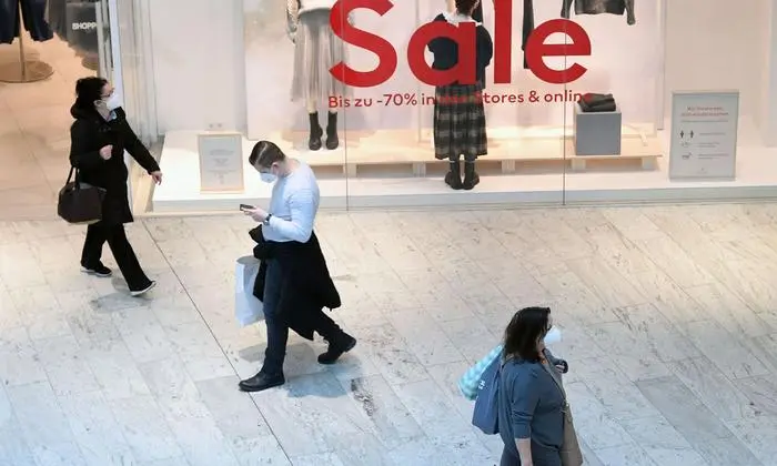 ABD0074_20210208 - WIEN - ÖSTERREICH: ++ THEMENBILD ++ Illustration zum Thema Einkaufszentrum / Handel. Im Bild: Personen mit ihrem Einkauf aufgenommen am Montag, 8. Februar 2021, anl. eines Fototermins in einem Einkaufszentrum in Wien. Nach sechswöchigem Corona-Lockdown haben Händler und körpernahe Dienstleister wieder aufgesperrt. - FOTO: APA/HELMUT FOHRINGER