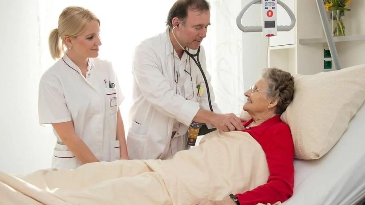 Departmentleiter Walter Müller und Jasmin Ofner vom Elisabethinen Krankenhaus 