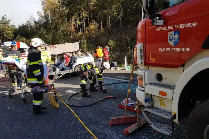 Die Feuerwehrmitglieder, die auch beim Roten Kreuz aktiv dabei sind, Sanitäter und Notfallsanitäter, übernahmen bis zum Eintreffen des Notarztes und des Rettungswagen die Erstversorgung des Verletzten. 