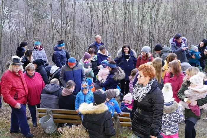 Viele Menschen waren den Kalvarienbergweg entlanggewandert und warteten auf die Ankunft des Nikolaus bei der Raitenaukapelle
