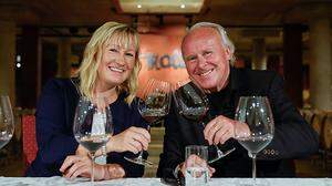 Wählten gemeinsam den neuen Wein aus: Renate Götschl und &quot;Mr. Nightrace&quot; auf Lebenszeit, Hans Grogl