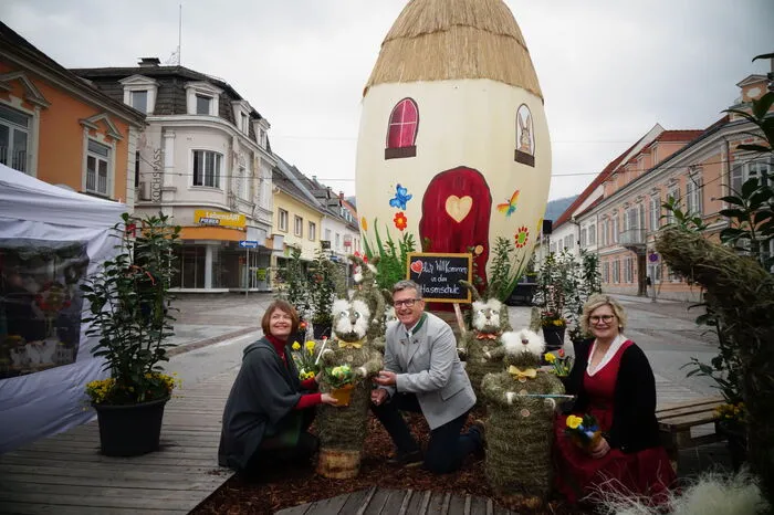 Ingrid Schantl und Silvia Enzi gestalteten das Ei. Auch Stadtmarketingchef Herbert Widmar freut sich über das gelungene Riesenosterei.