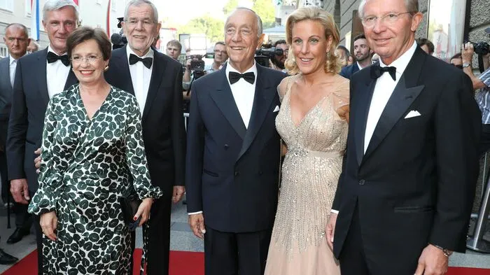 Im Premierenfieber: (v.l.) Salzburgs Bürgermeister Harald Preuner (ÖVP), Doris Schmidauer, Bundespräsident Alexander Van der Bellen, Portugals Staatspräsident Marcelo Rebelo de Sousa, Christina Haslauer und Salzburgs LH Wilfried Haslauer (ÖVP) 