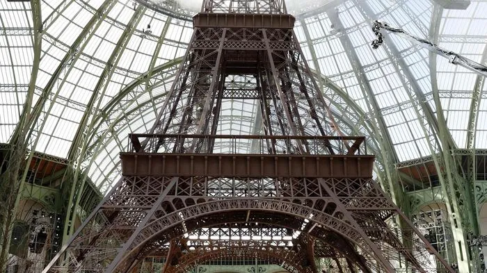 Quasi im Schatten des Eiffelturms hat der deutsche Modeschöpfer Karl Lagerfeld am Dienstag seine Haute-Couture-Mode für die kommende Herbst/Winter-Saison gezeigt. Als gigantische Kulisse war der untere Teil des Pariser Wahrzeichens im Grand Palais nachgebaut worden.  