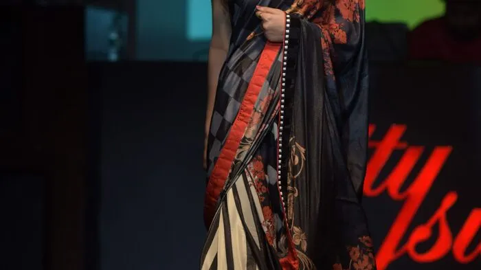 Neun Frauen mit durch Säure entstellten Gesichtern präsentierten am Samstag in Neu Delhi Kollektionen von indischen Top-Designern, keine von ihnen verdeckte ihr Gesicht.