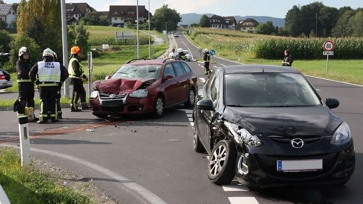 Die Feuerwehr Pöllau stellte die Unfallfahrzeuge gesichert ab